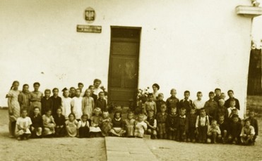 dzieci przed szkołą